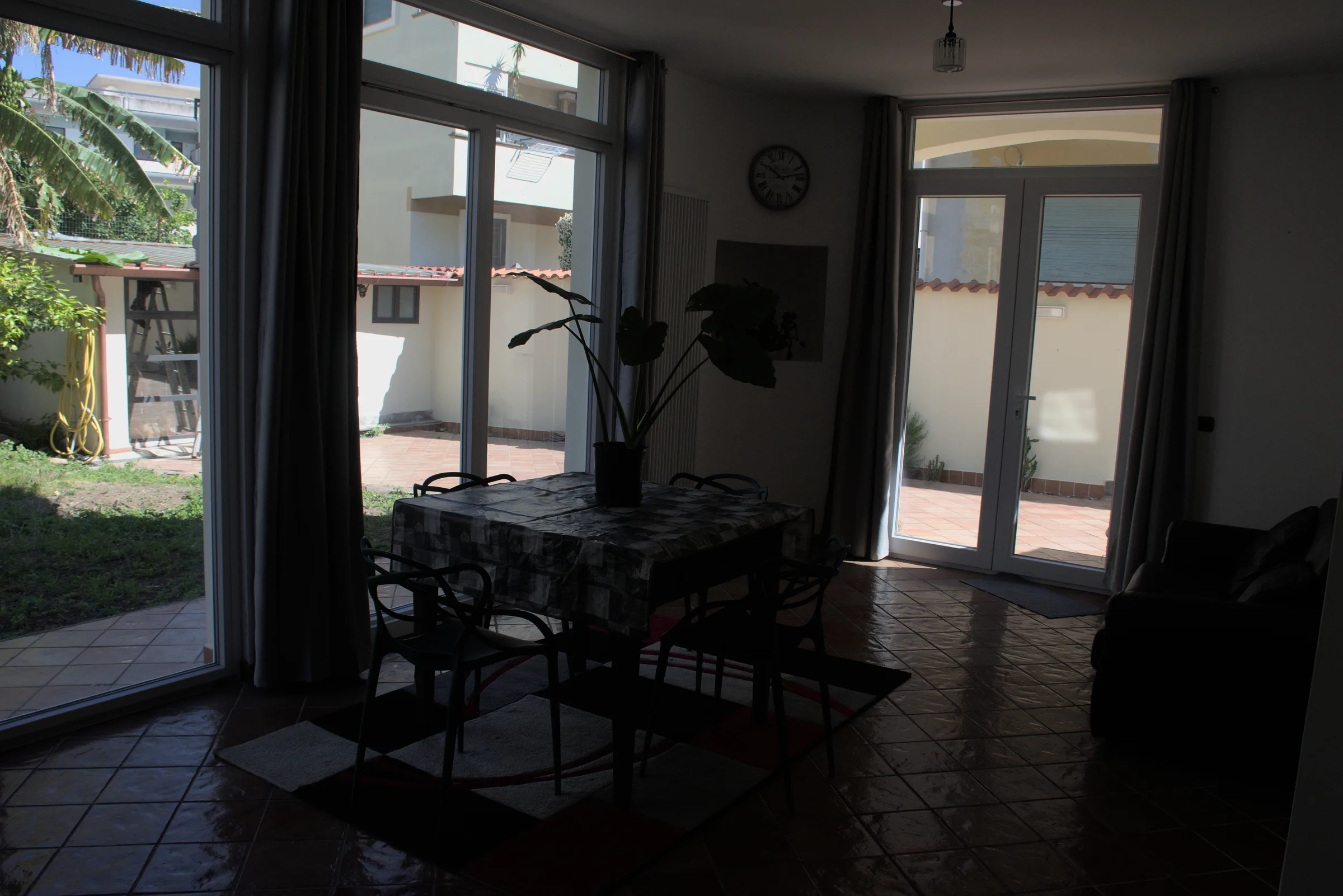 La Zona Living: Luminosità, Spazio e Dettagli d'Atmosfera — foto 11