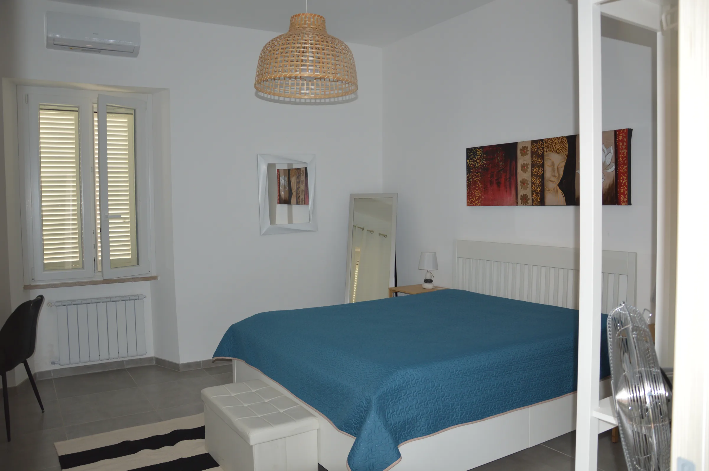 La Master Suite: Comfort Contemporaneo e Dettagli Naturali — Camera Da Letto 1 — foto 3
