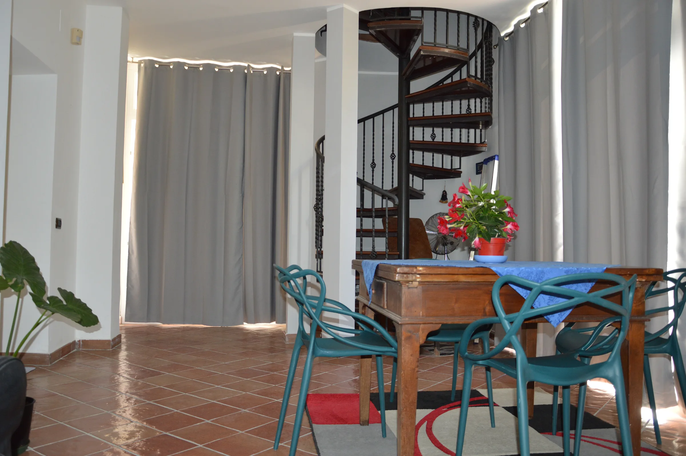 La Zona Living: Luminosità, Spazio e Dettagli d'Atmosfera — foto 7