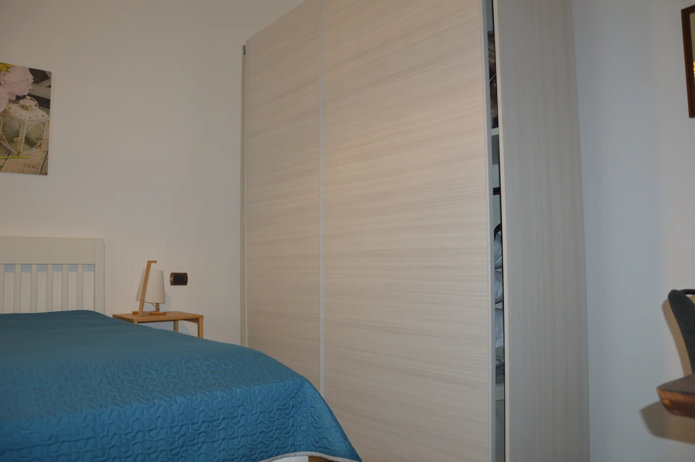 La Master Suite: Comfort Contemporaneo e Dettagli Naturali — Camera Da Letto 1 — foto 10