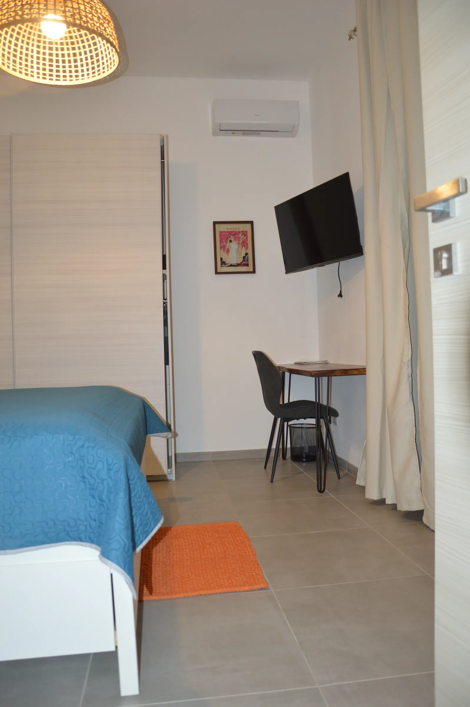 La Master Suite: Comfort Contemporaneo e Dettagli Naturali — Camera Da Letto 1 — foto 8