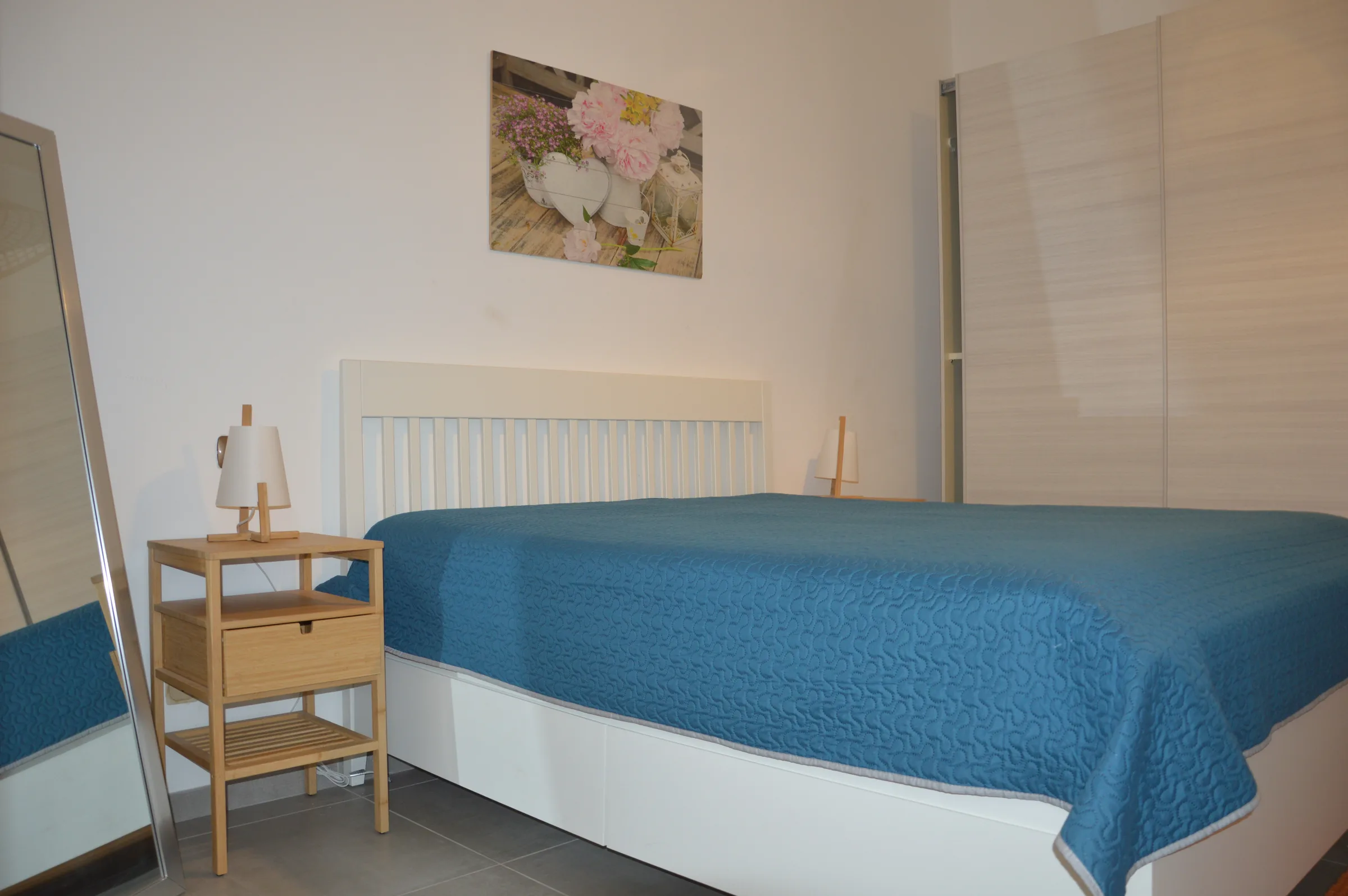 La Master Suite: Comfort Contemporaneo e Dettagli Naturali — Camera Da Letto 1 — foto 7